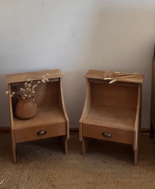 Paire de chevets anciens / tables de nuit vintage années 50 en bois brut - tiroir