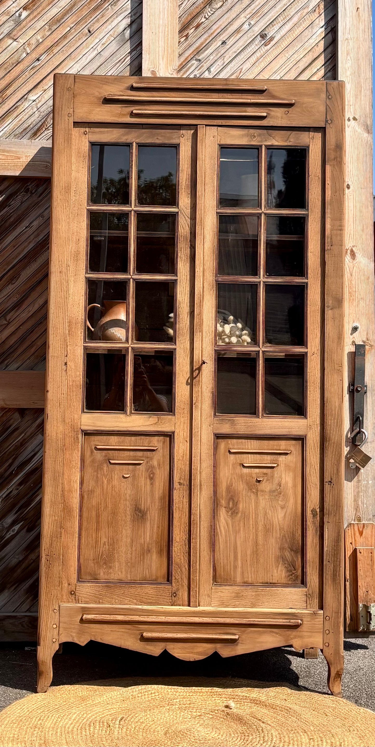 Armoire vitrée ancienne des années 30 en chêne massif brut : vaisselier bibliothèque