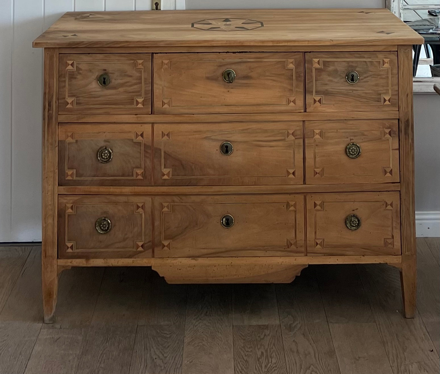 Grande commode ancienne marquetée en bois massif brut