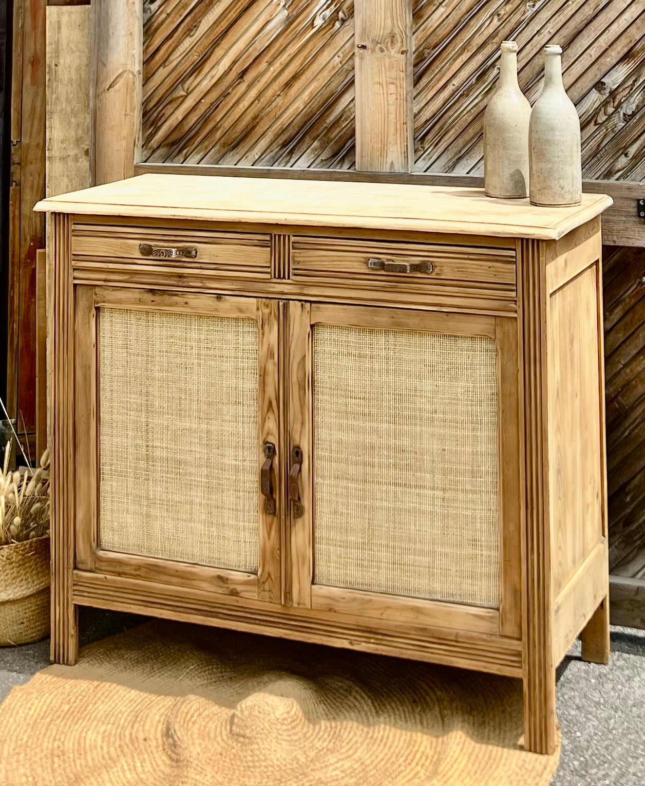 Buffet parisien ancien en bois massif brut et cannage naturel