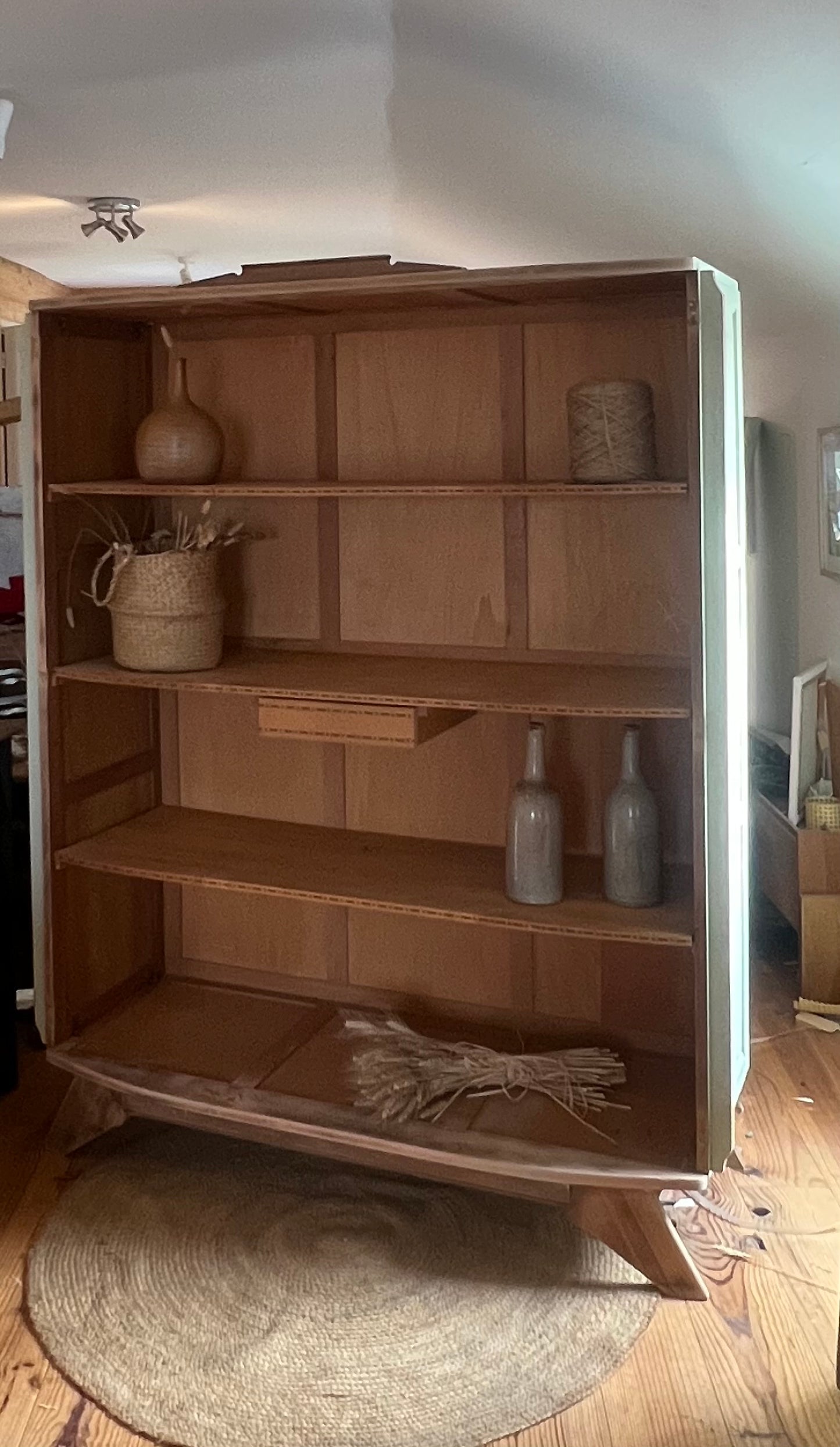 Grande bibliothèque vintage en bois brut et vert amande