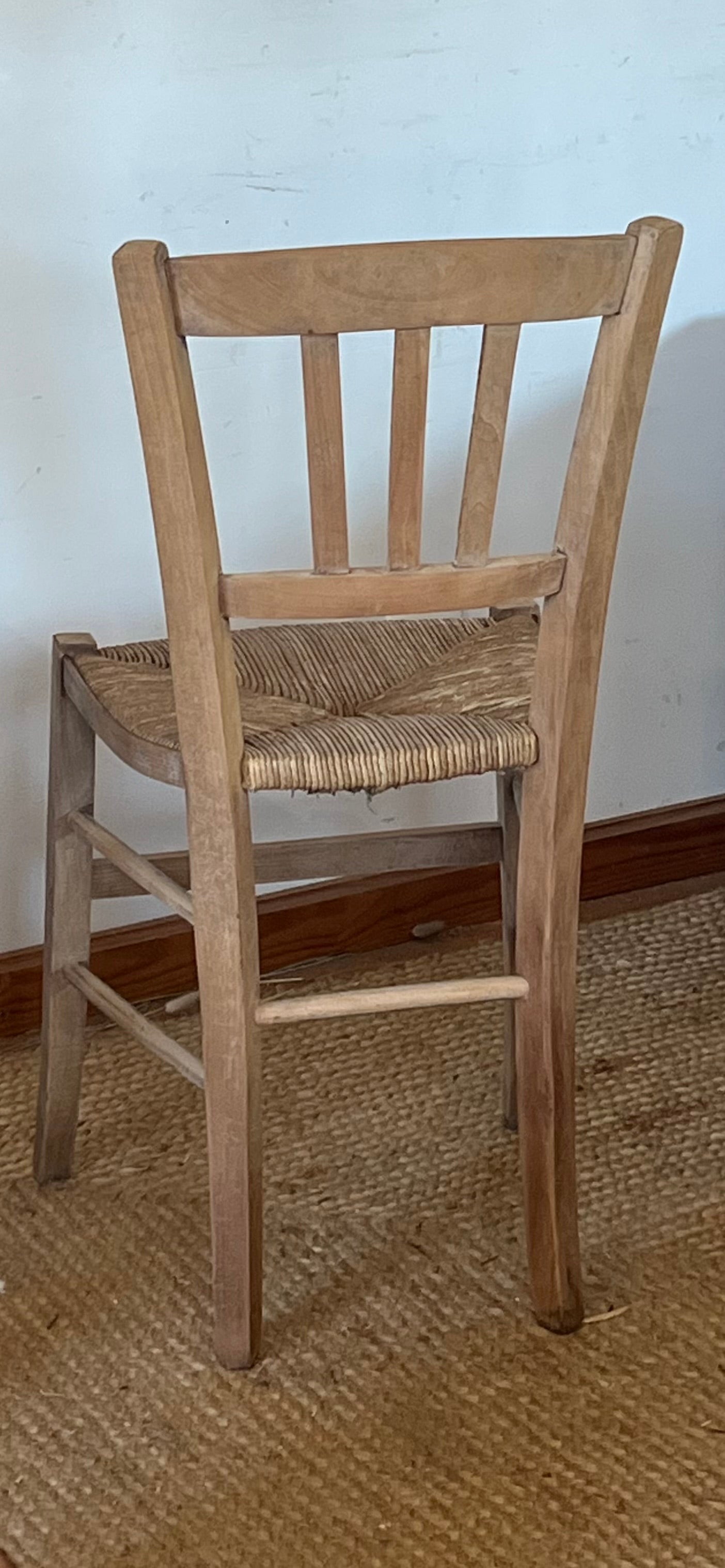 1 chaise bistrot ancienne en bois massif brut et assise paillée