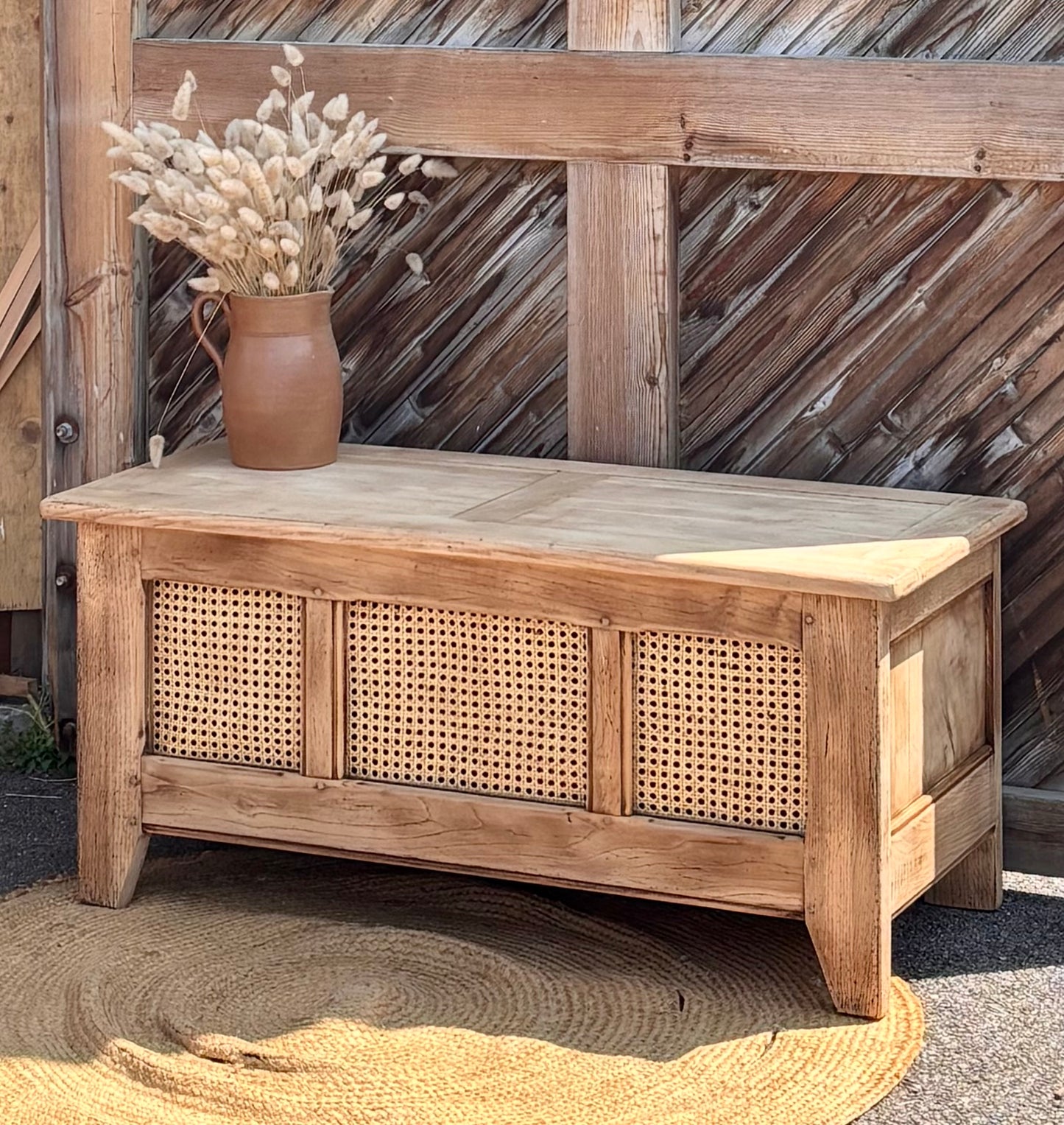 Banc coffre ancien en chêne massif brut et cannage naturel