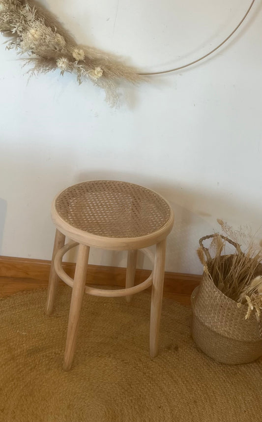 Tabouret vintage en bois massif brut et cannage
