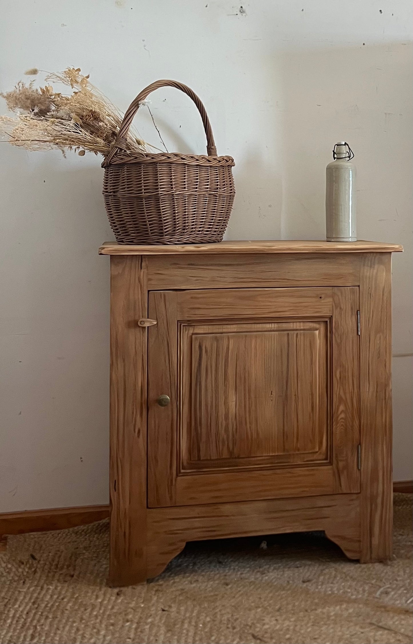 Buffet 1 porte ancien / confiturier en bois massif brut