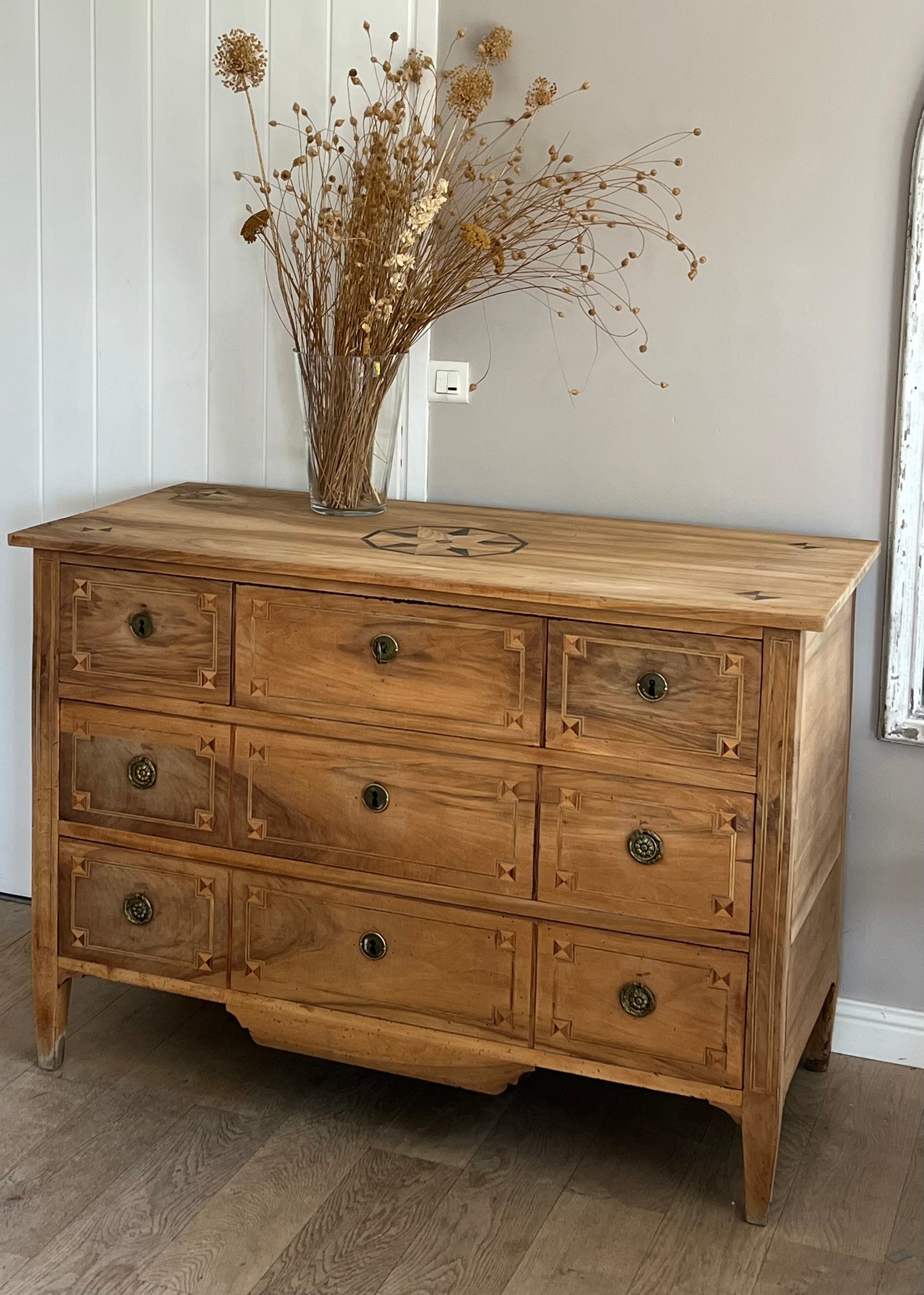 Grande commode ancienne marquetée en bois massif brut