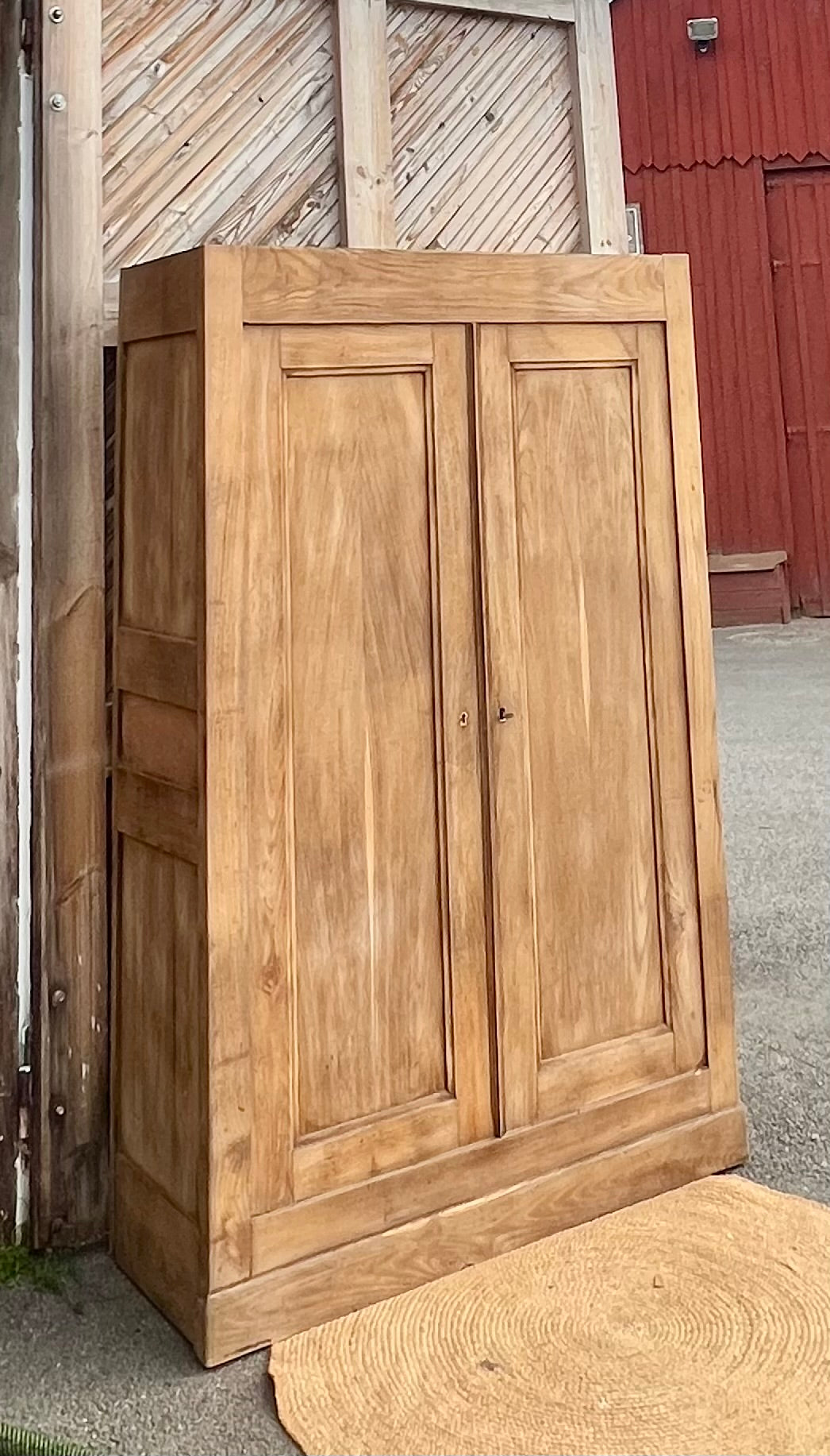 Armoire ancienne en bois massif brut esprit campagne chic