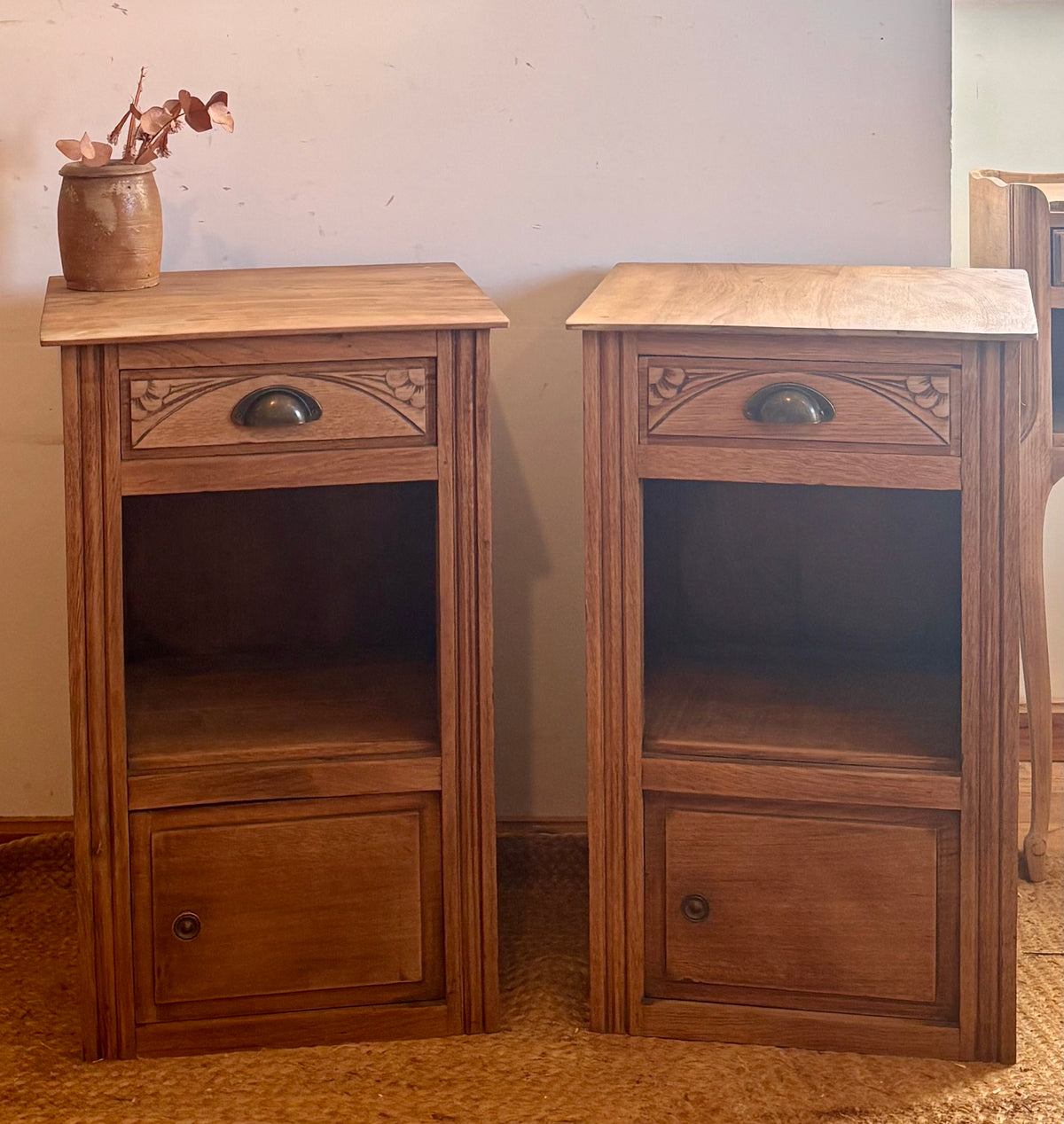 Paire de chevets anciens / tables de nuit en bois massif brut