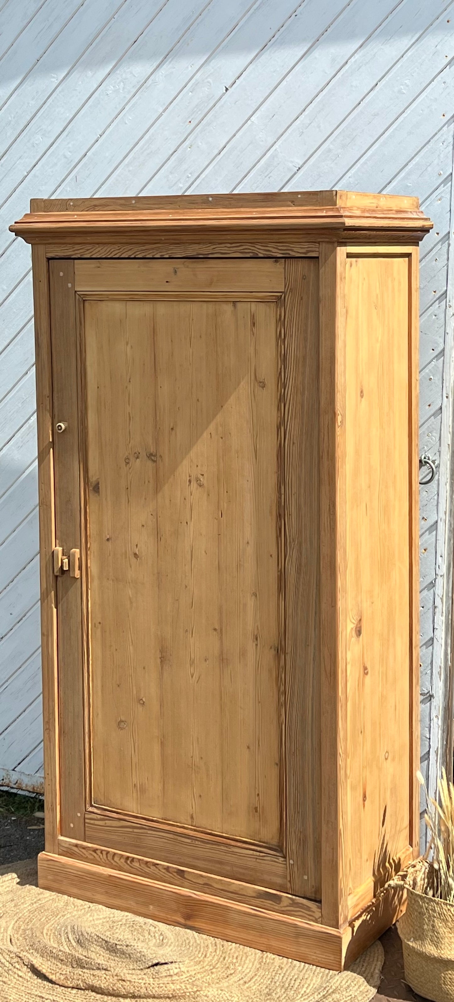 Armoire bonnetière ancienne en bois massif brut