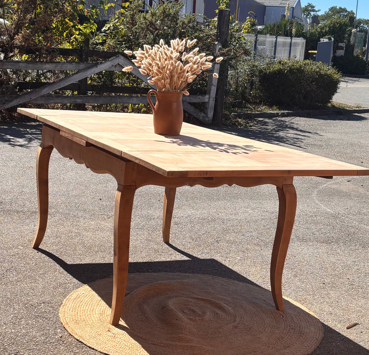 Table ancienne rénovée 2 rallonges intégrées   en bois brut de 6 à 10 personnes