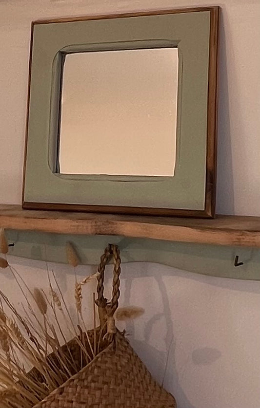 Petit miroir carré ancien en bois massif brut et vert amande