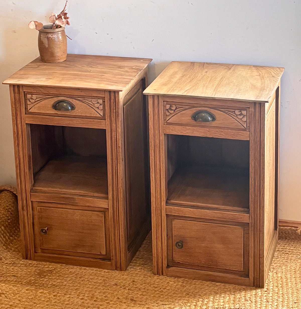 Paire de chevets anciens / tables de nuit en bois massif brut