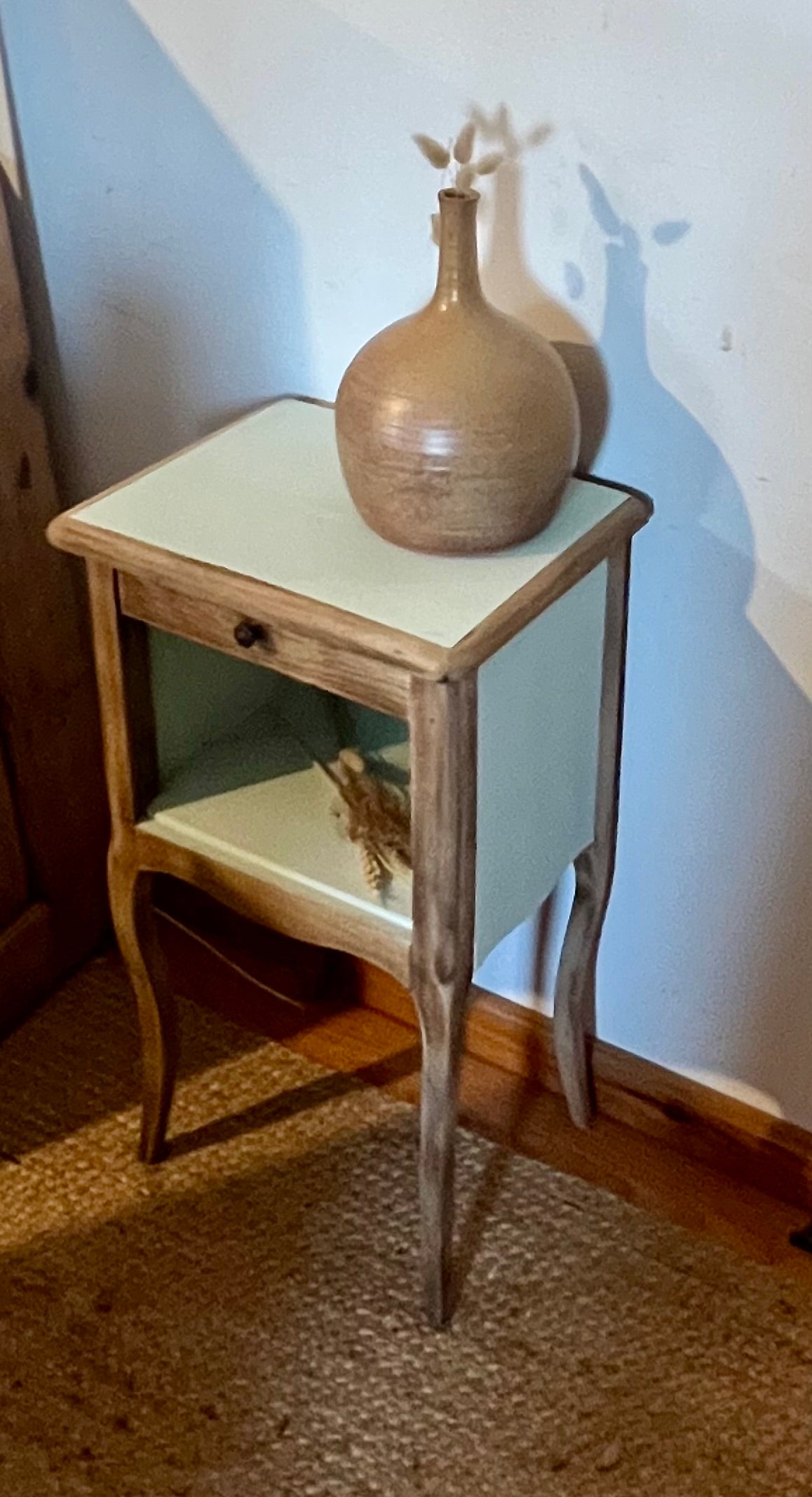 Chevet ancien en chêne brut et vert amande