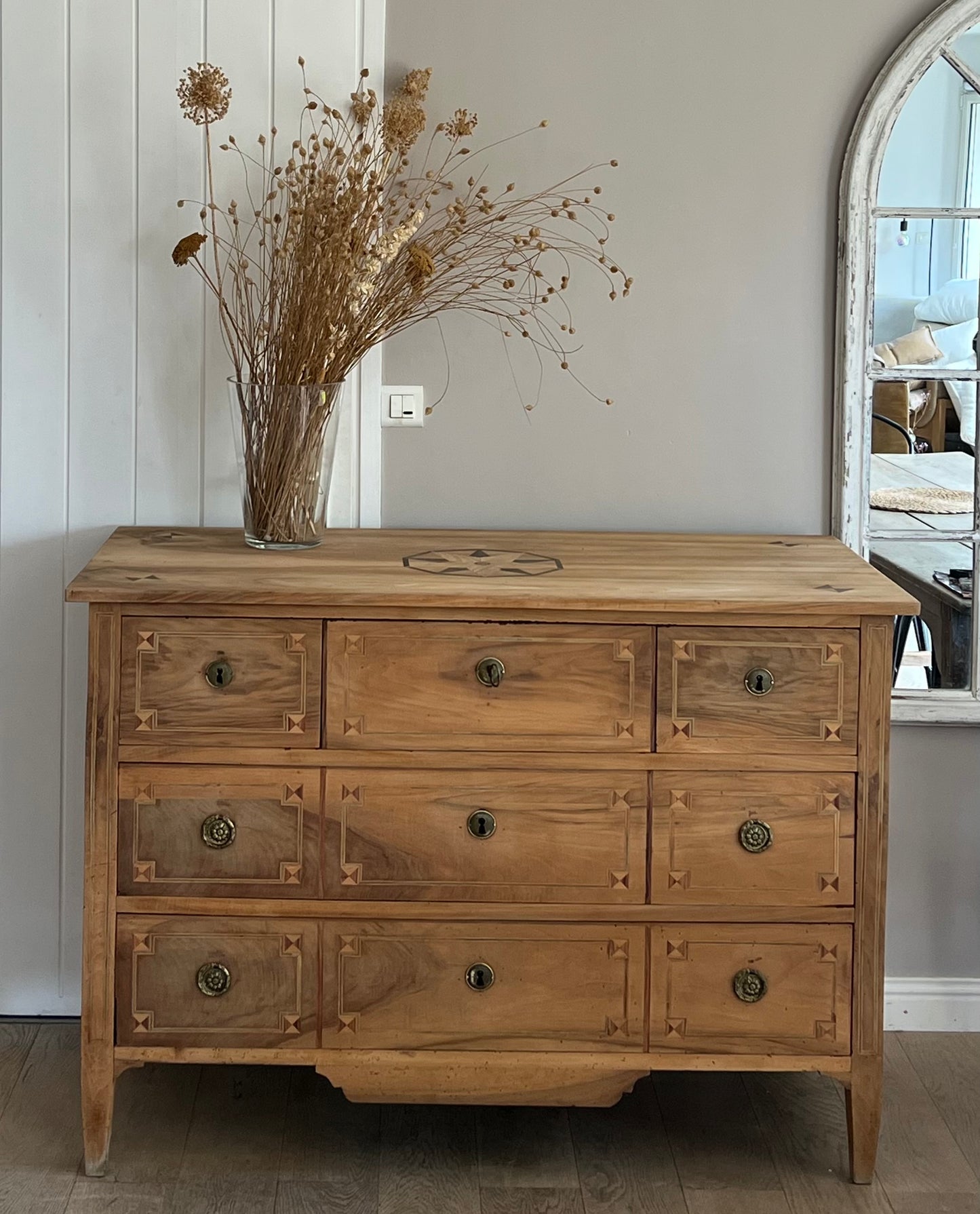 Grande commode ancienne marquetée en bois massif brut
