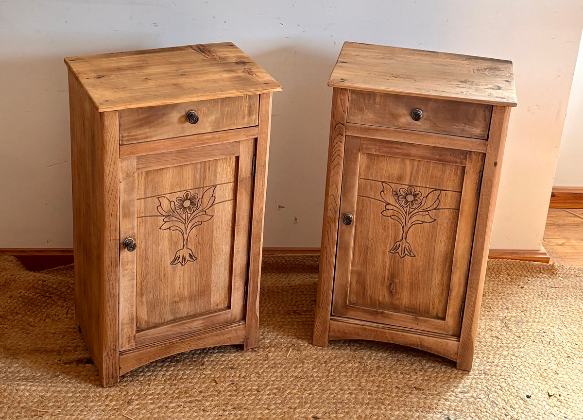 Paire de chevets anciens / tables de nuit en bois massif brut