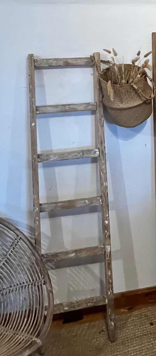 Échelle ancienne : porte serviette en bois massif brut