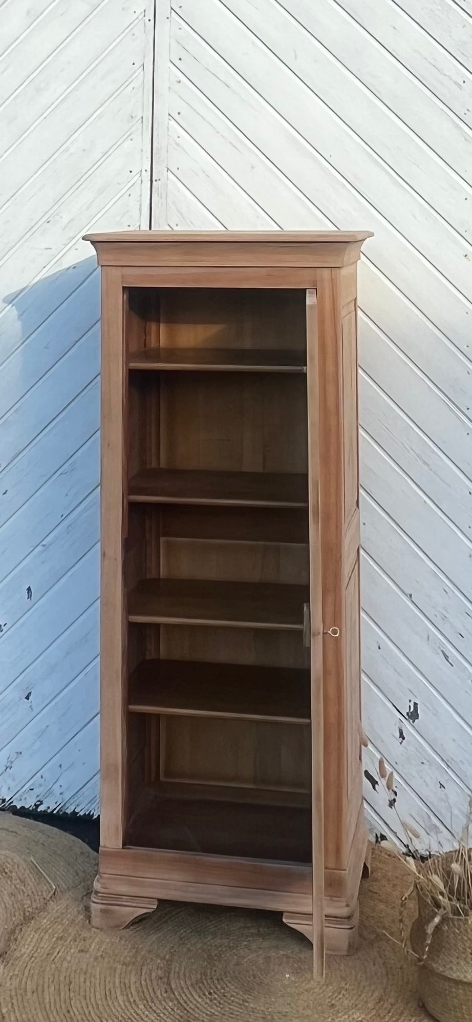 Armoire bonnetière ancienne format parisienne en bois massif brut