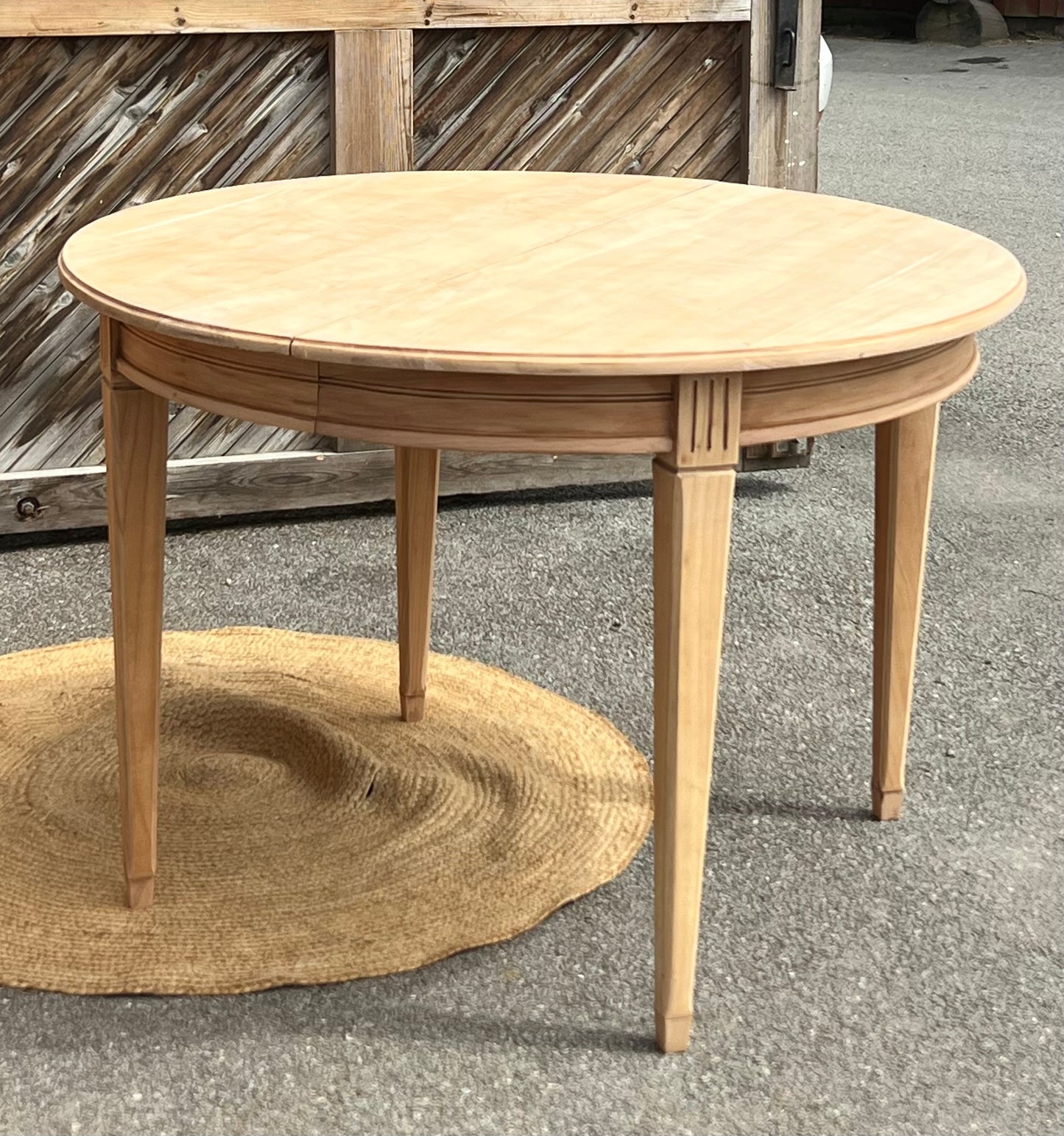 Grande table ronde 2 rallonges rénovée en bois massif brut