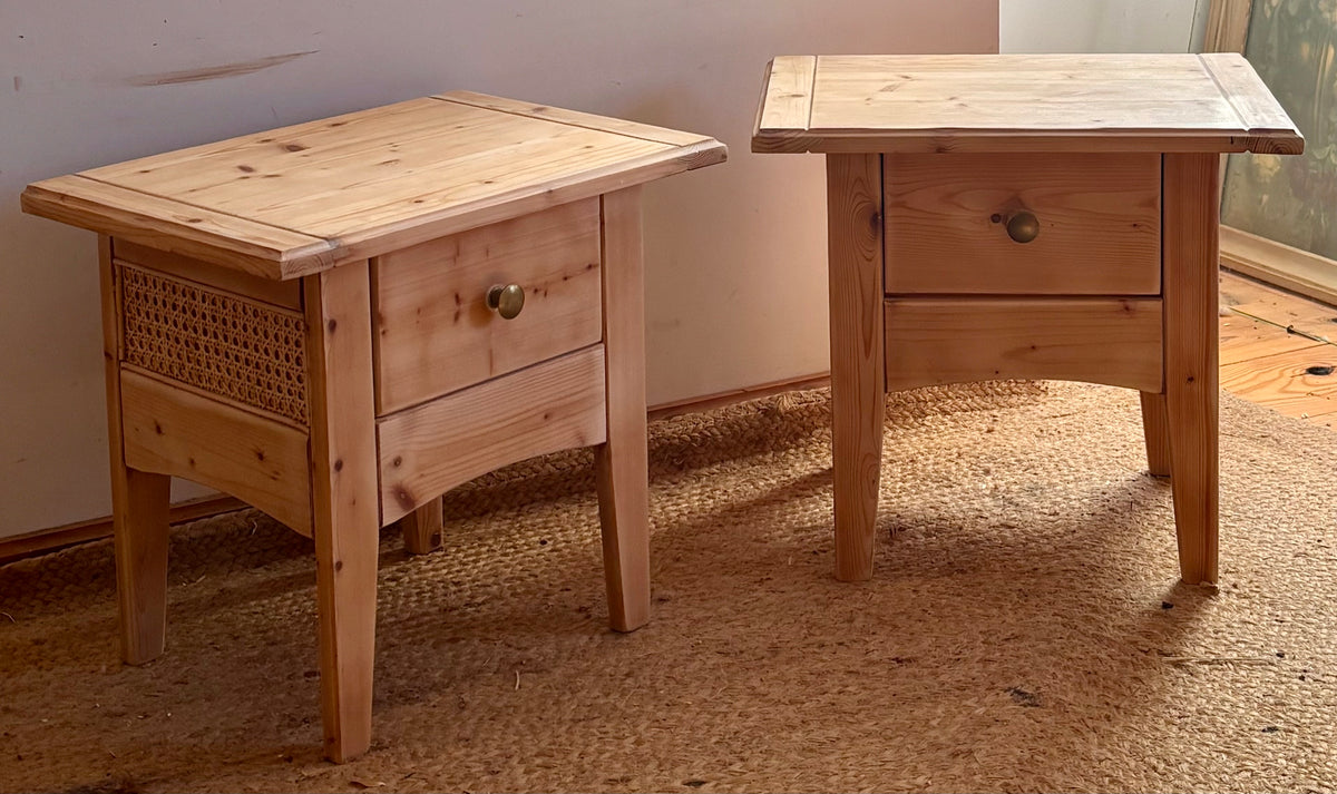 Paire de chevet / tables de nuit rénovées en bois massif brut et cannage