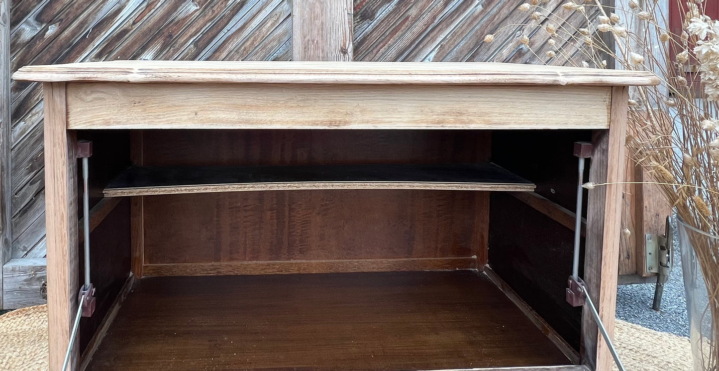 Coffre ancien en chêne brut et toile de jute - ouverture sur le devant