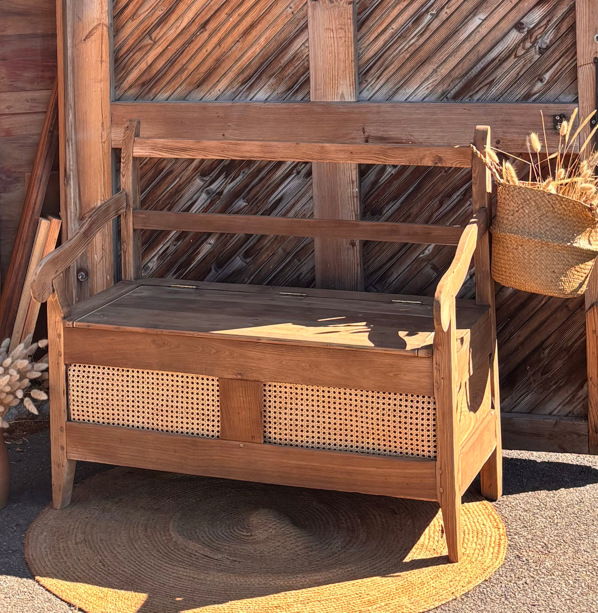 Banc coffre ancien en chêne massif brut et cannage