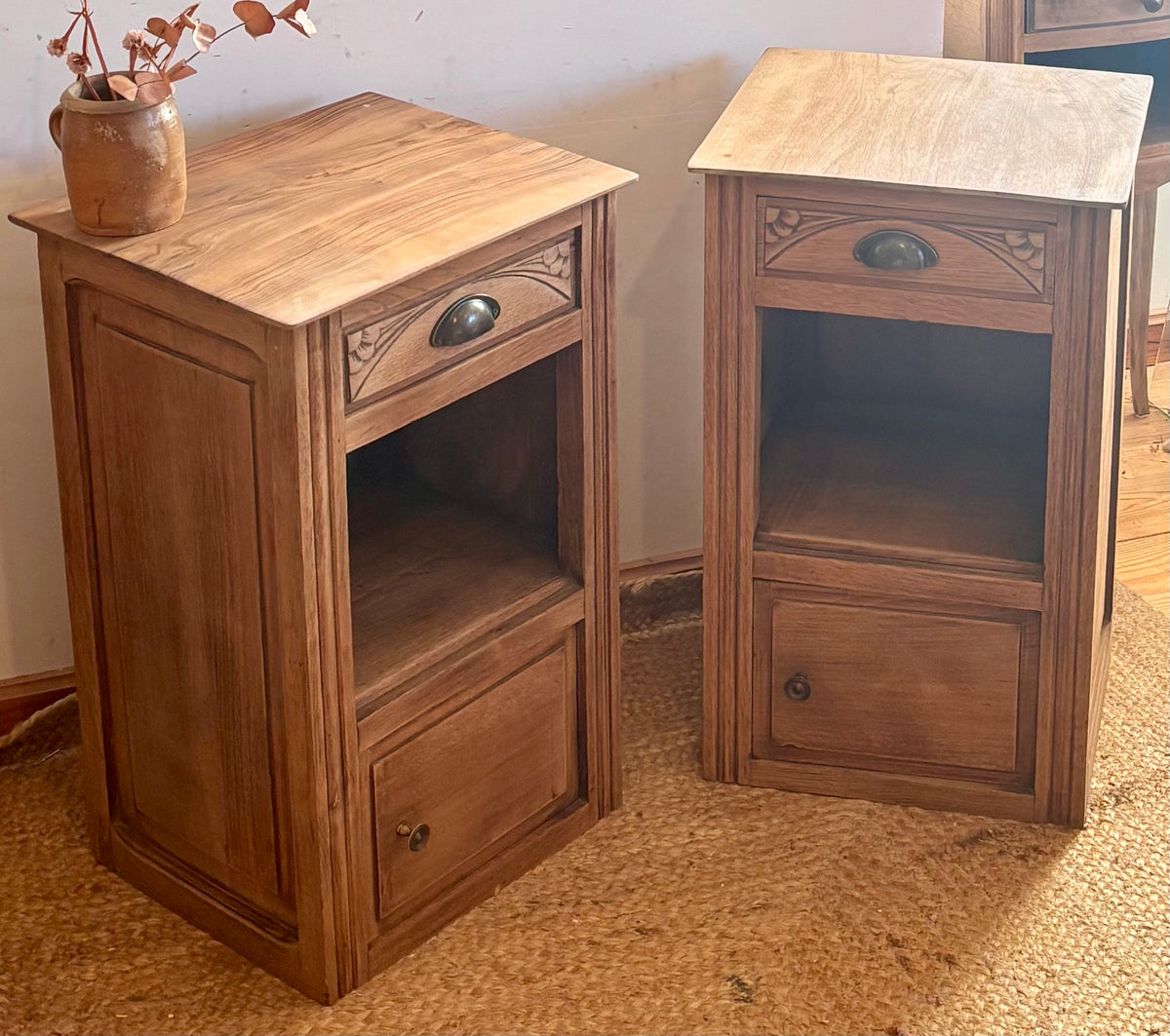 Paire de chevets anciens / tables de nuit en bois massif brut