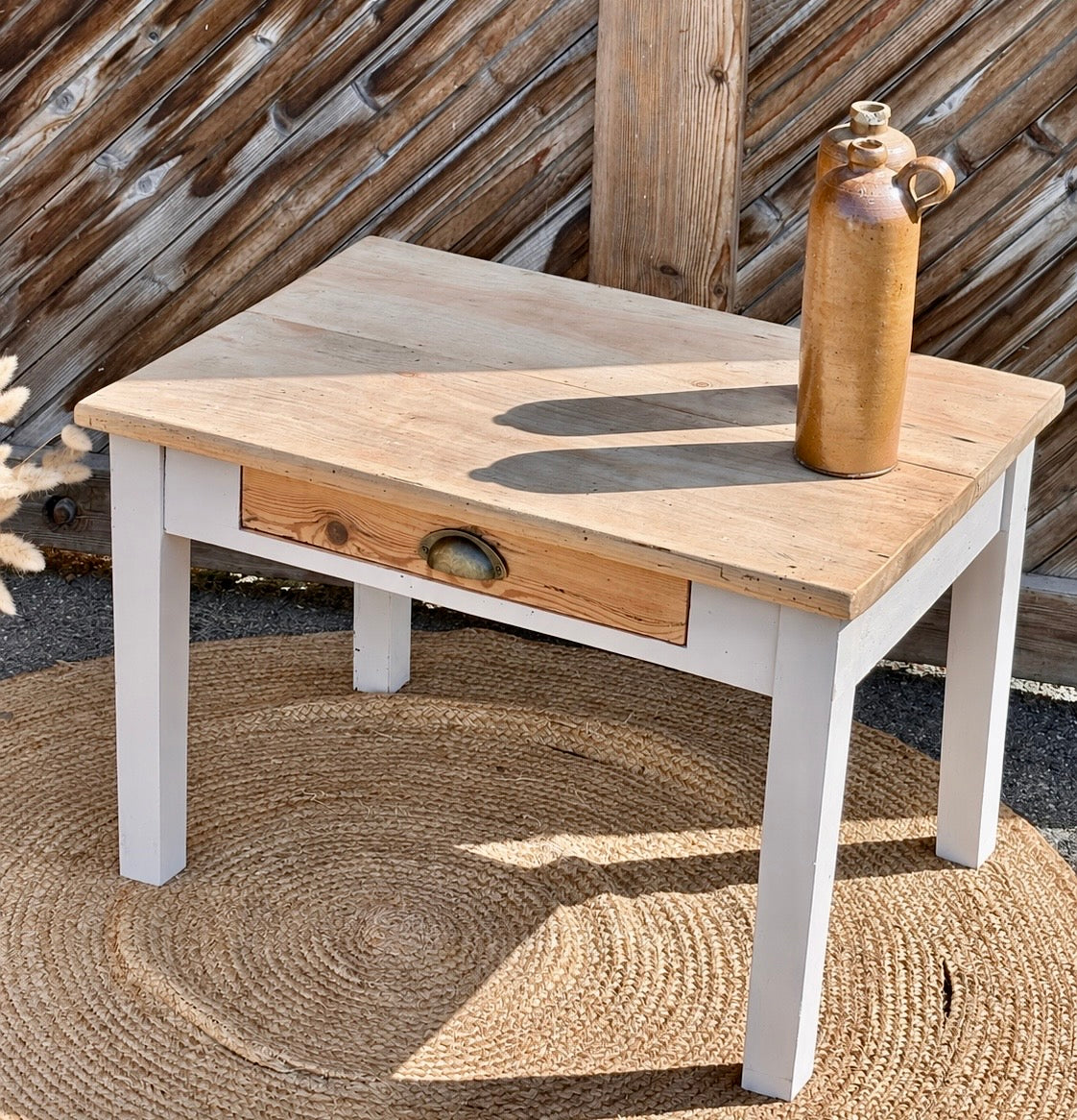 Petite table basse de ferme ancienne 1 tiroir bois massif brut et patine lin