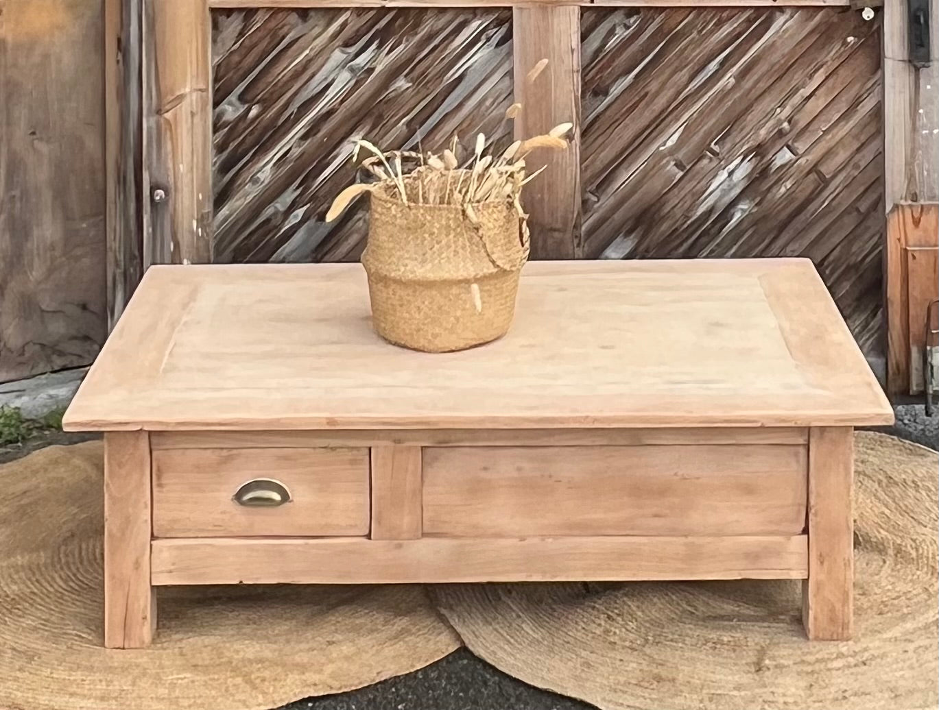Grande table basse rénovée en bois brut 2 tiroirs