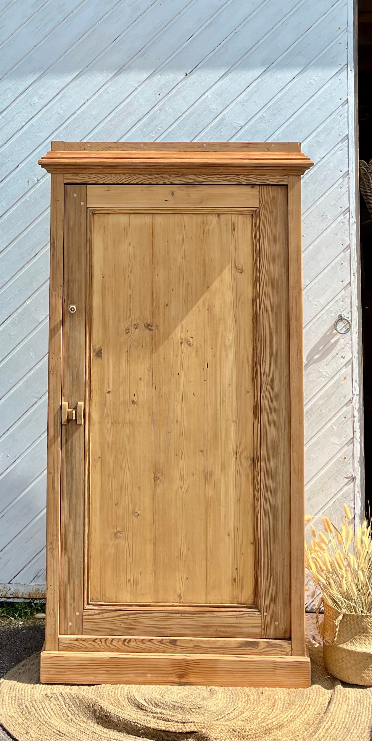 Armoire bonnetière ancienne en bois massif brut