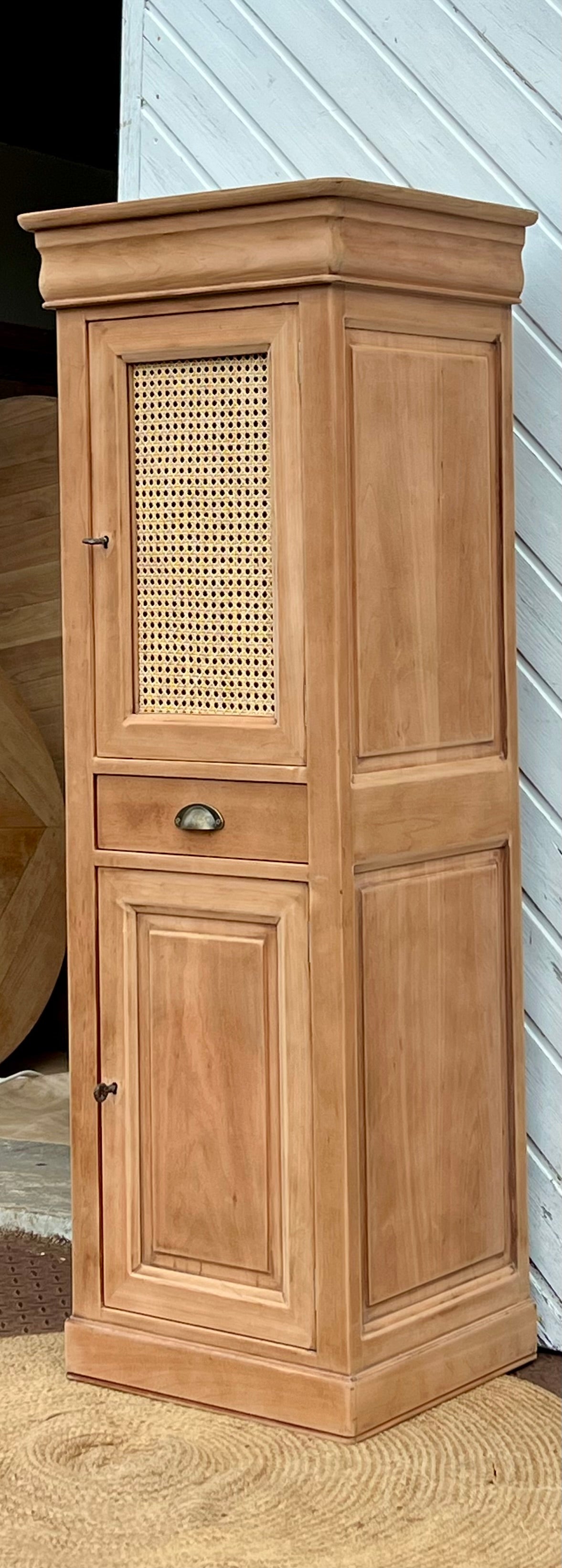 Petite armoire ancienne : bonnetière / homme debout en bois massif brut et cannage