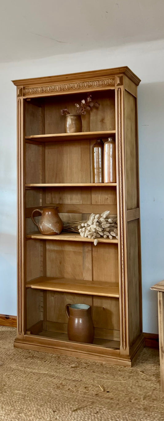 Petite bibliothèque parisienne ancienne en bois brut
