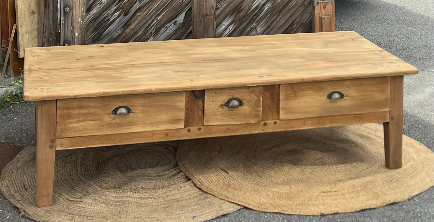 Grande table basse de ferme ancienne en bois massif brut 3 tiroirs