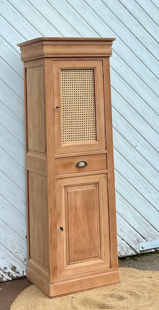 Petite armoire ancienne : bonnetière / homme debout en bois massif brut et cannage