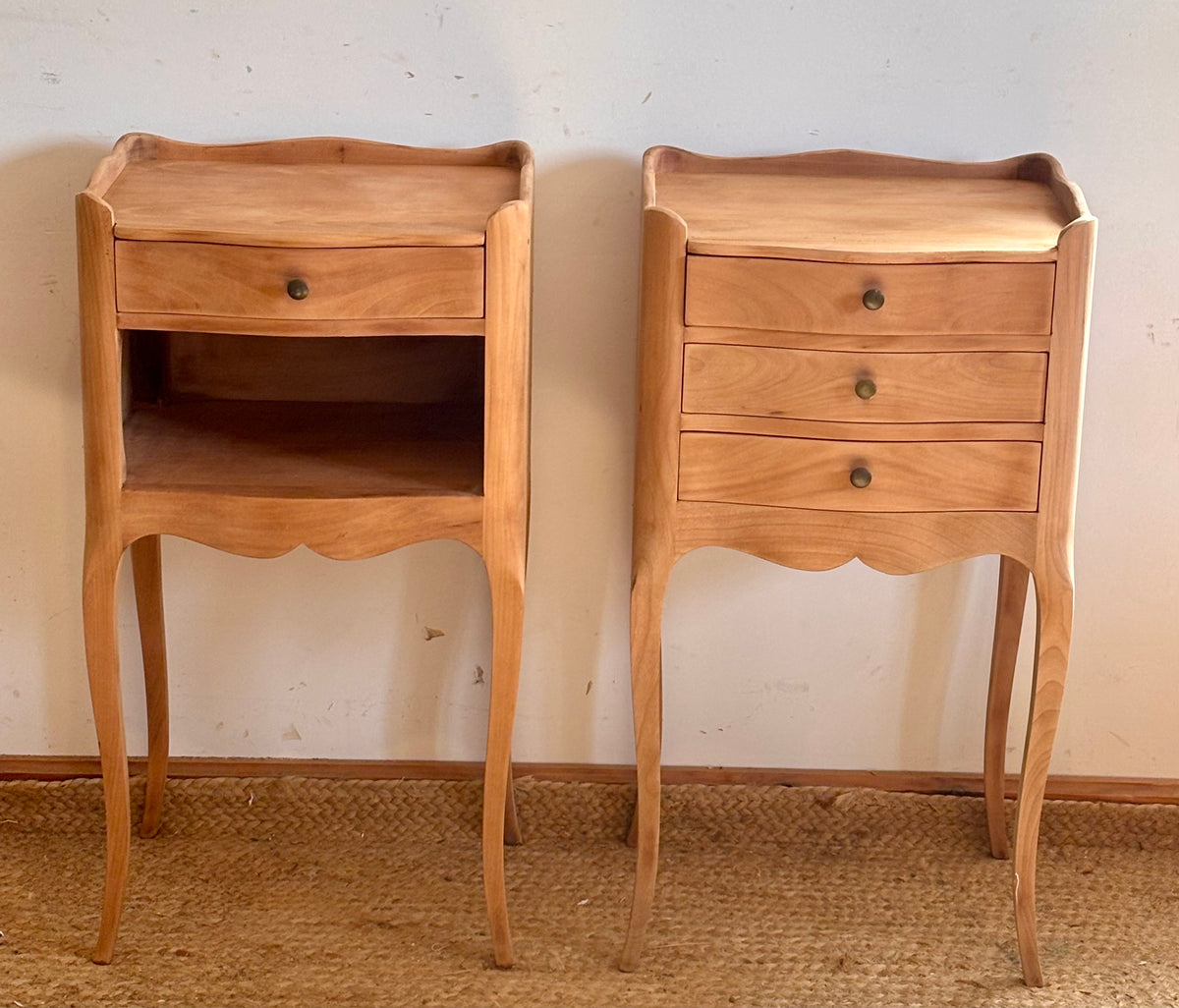 Paire de chevets anciens / tables de nuit en bois brut