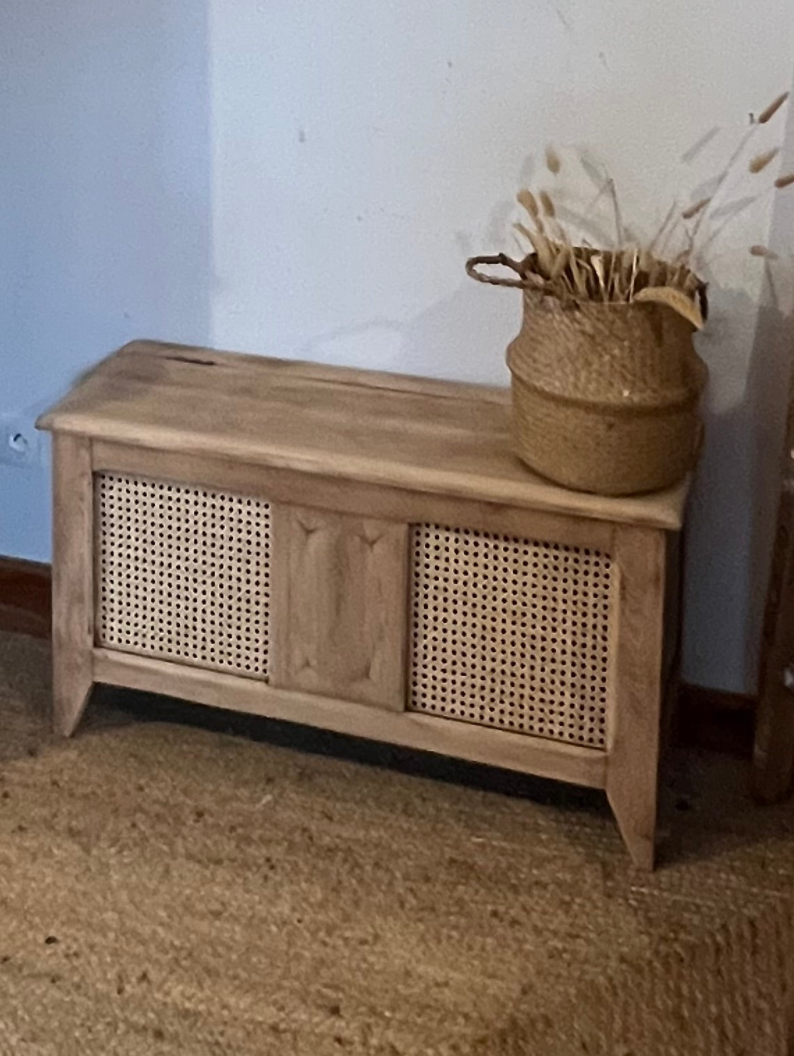 Coffre ancien en chêne massif brut et cannage - pieds compas