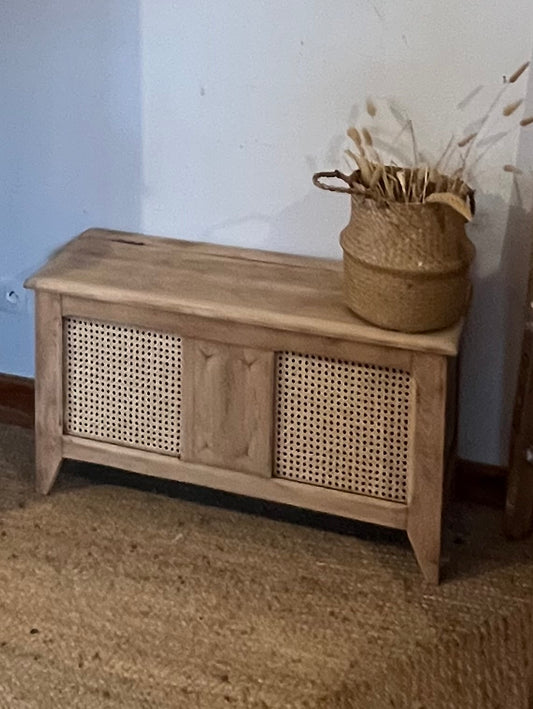 Coffre ancien en chêne massif brut et cannage - pieds compas