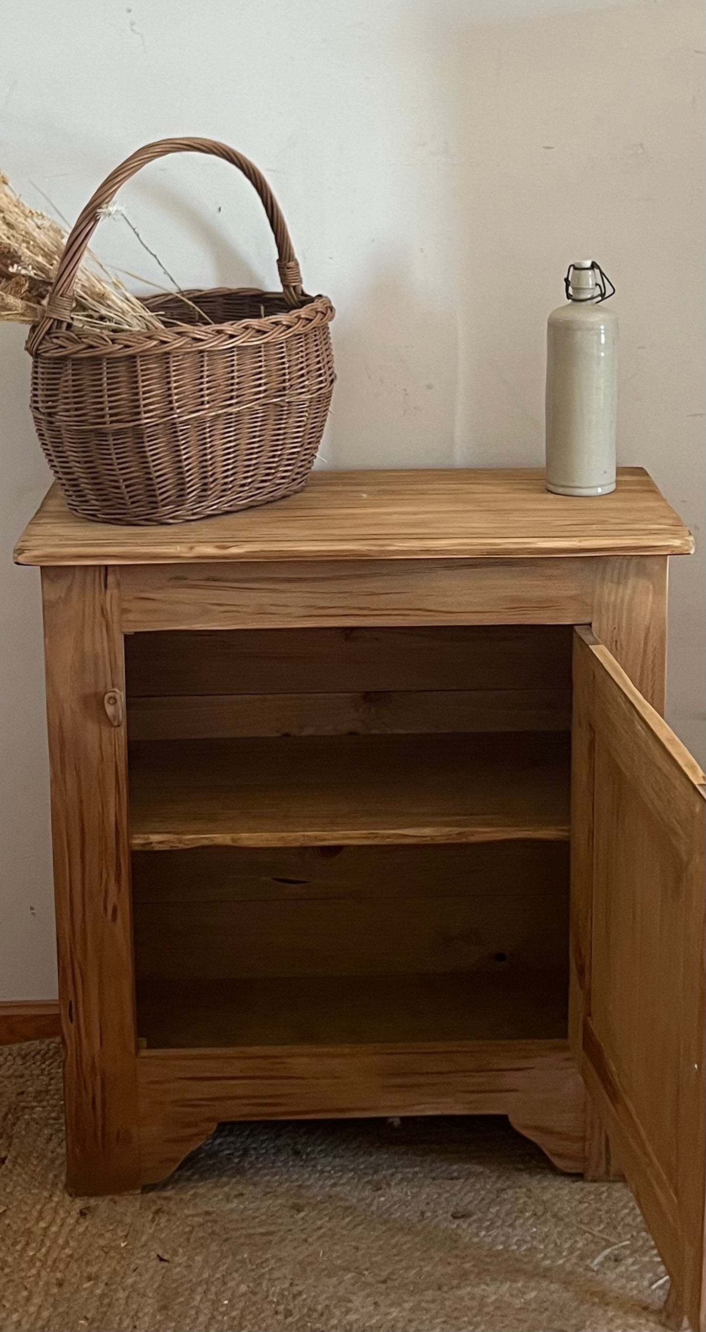 Buffet 1 porte ancien / confiturier en bois massif brut