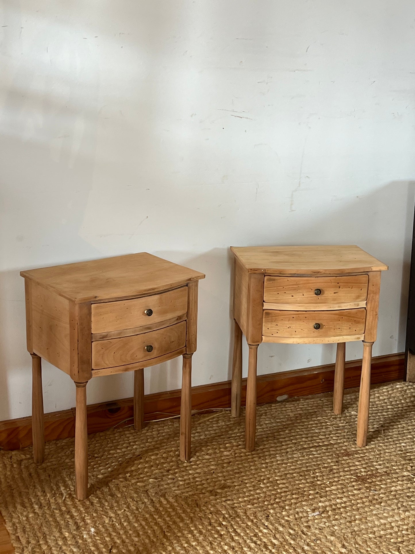 Reservee - Paire de chevets anciens / tables de nuit en bois brut