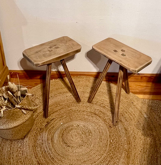 Lot de 2 tabourets de ferme vintage en chêne massif brut - chevets / tables de nuit