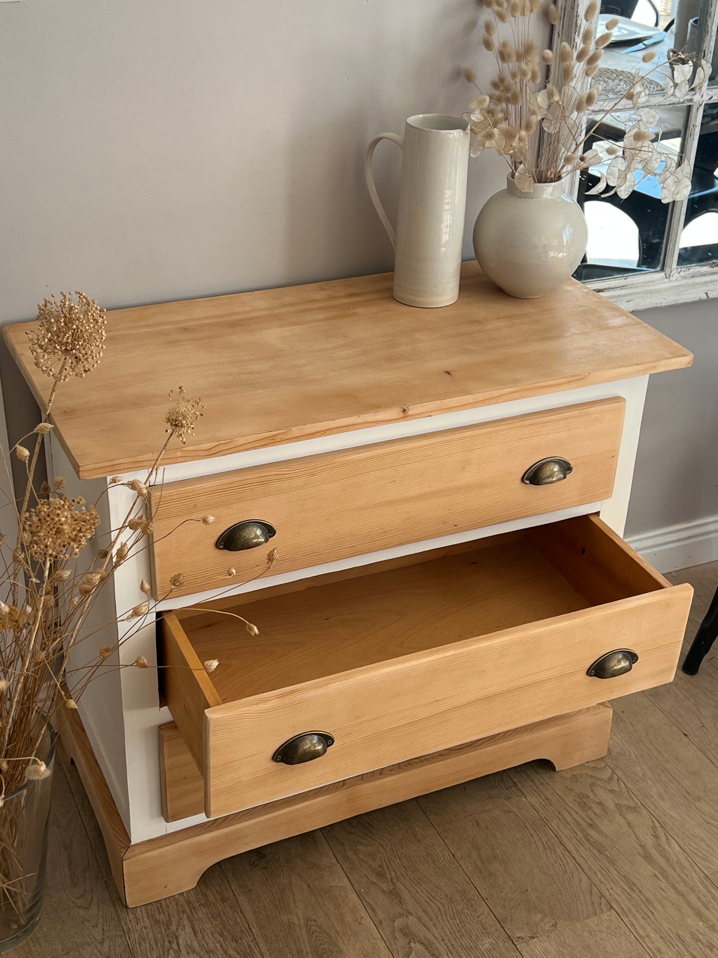 Commode rénovée en bois brut et patiné blanche
