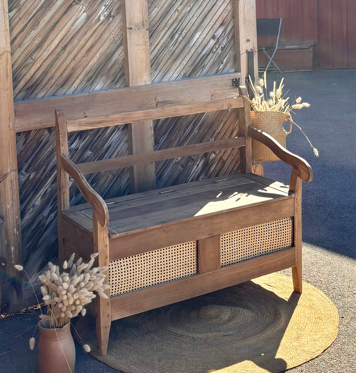 Banc coffre ancien en chêne massif brut et cannage