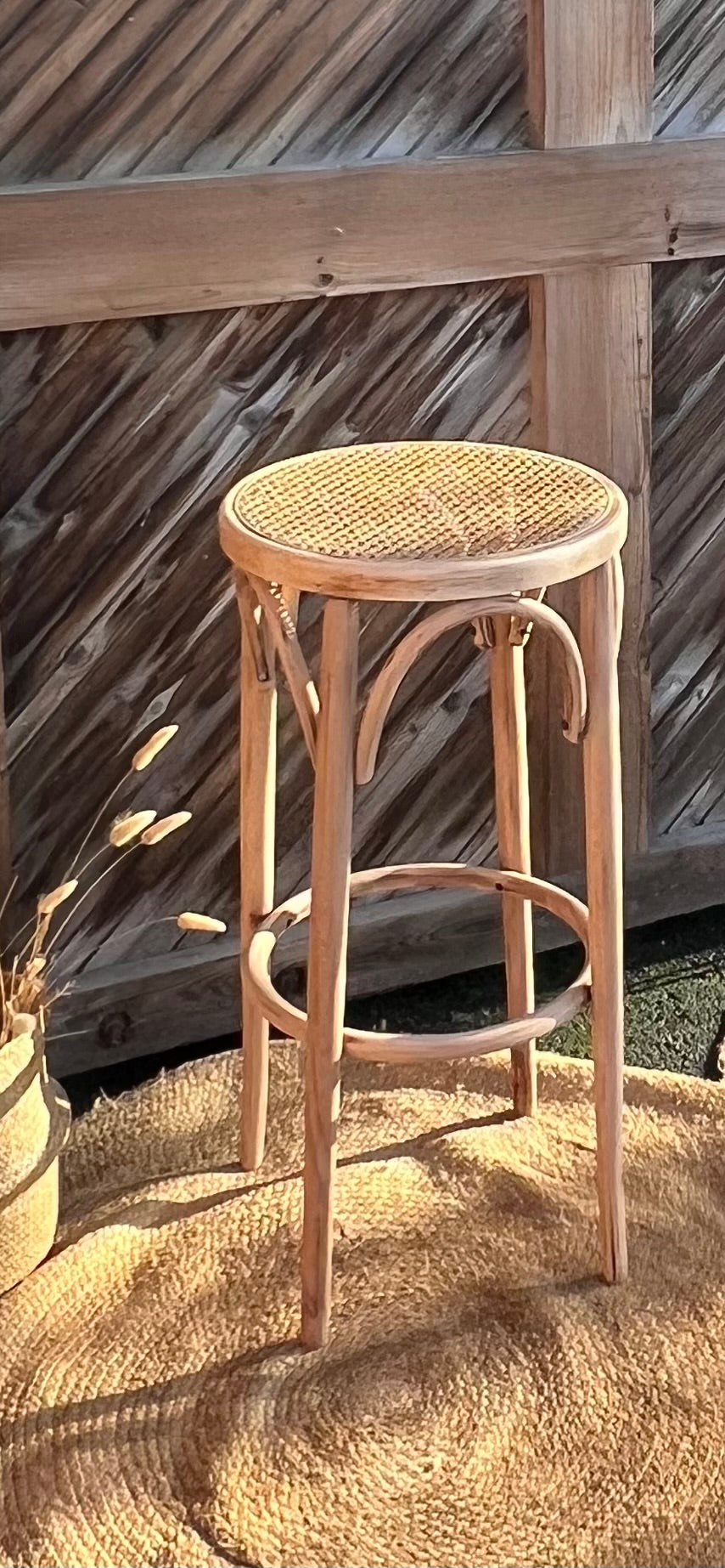 Tabouret haut / tabouret de bar en bois massif brut et cannage