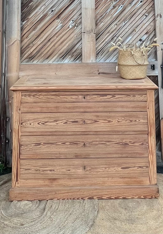 Grande commode ancienne en bois massif brut