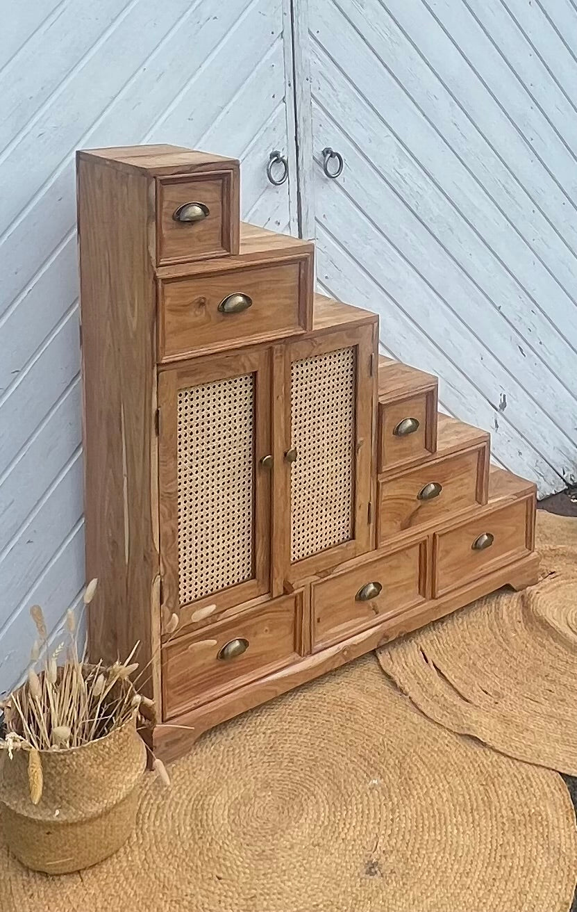 Meuble escalier rénové en bois massif brut et cannage