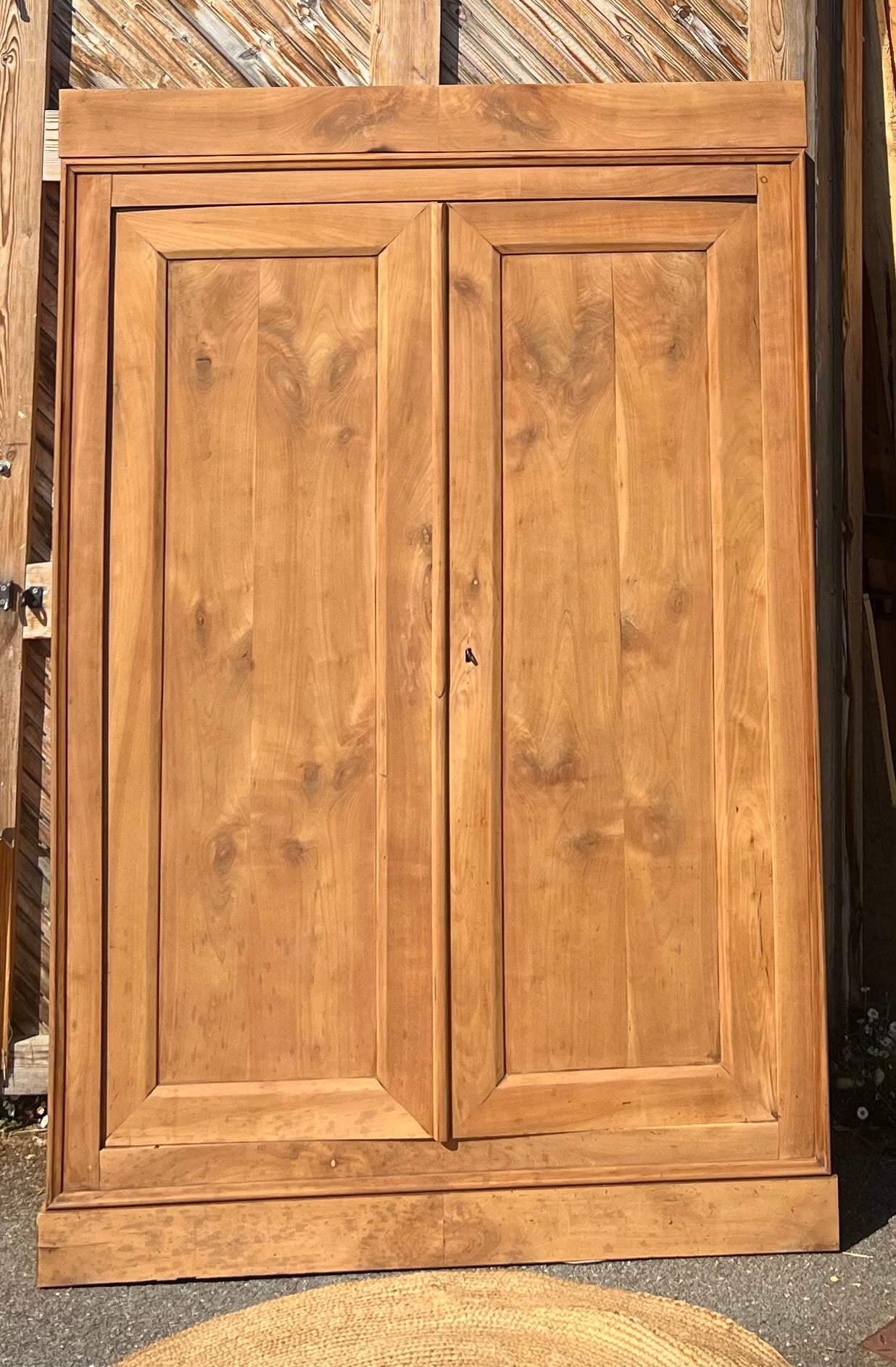 Grande armoire ancienne en bois massif brut : penderie