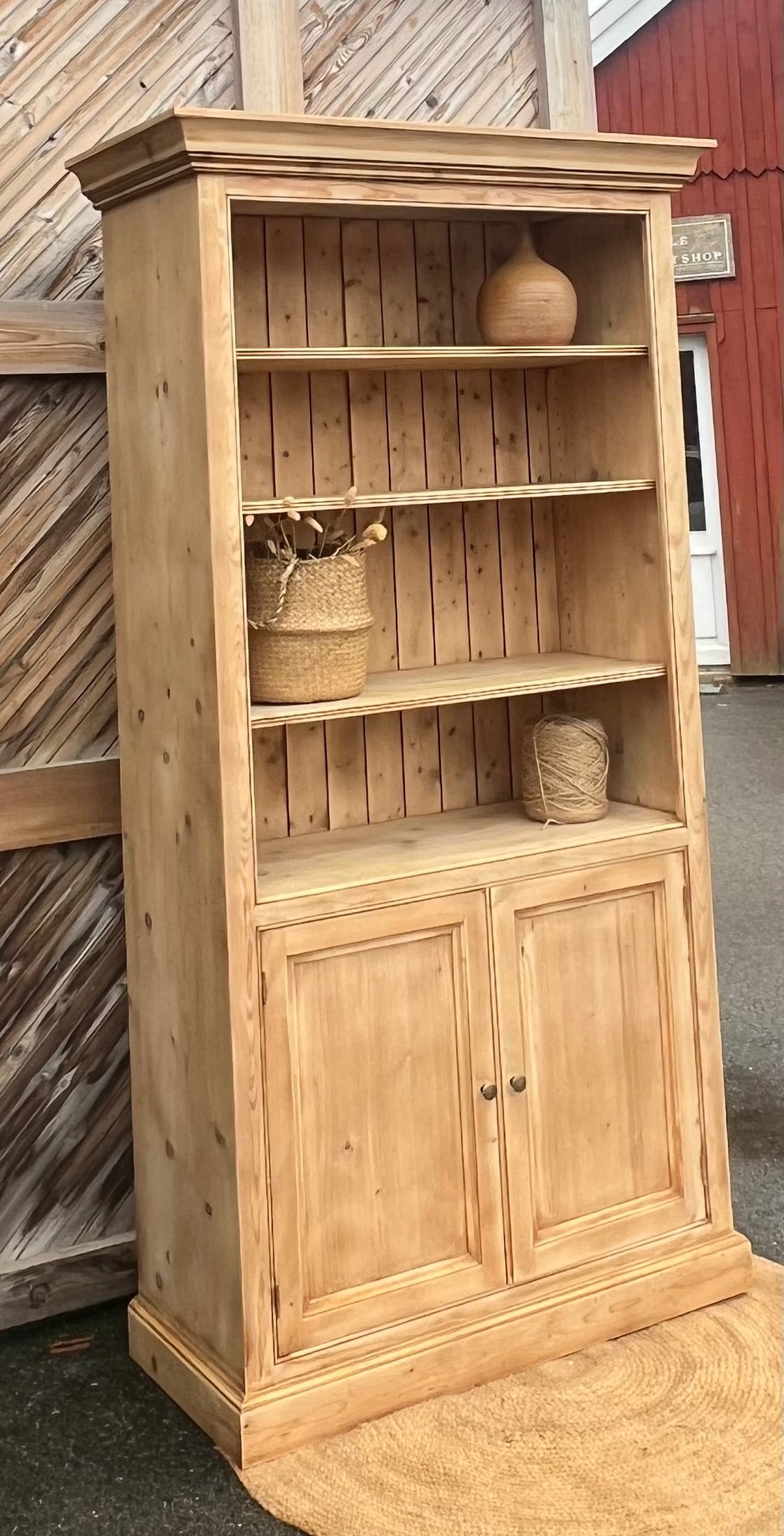 Grande bibliothèque rénovée en bois massif brut