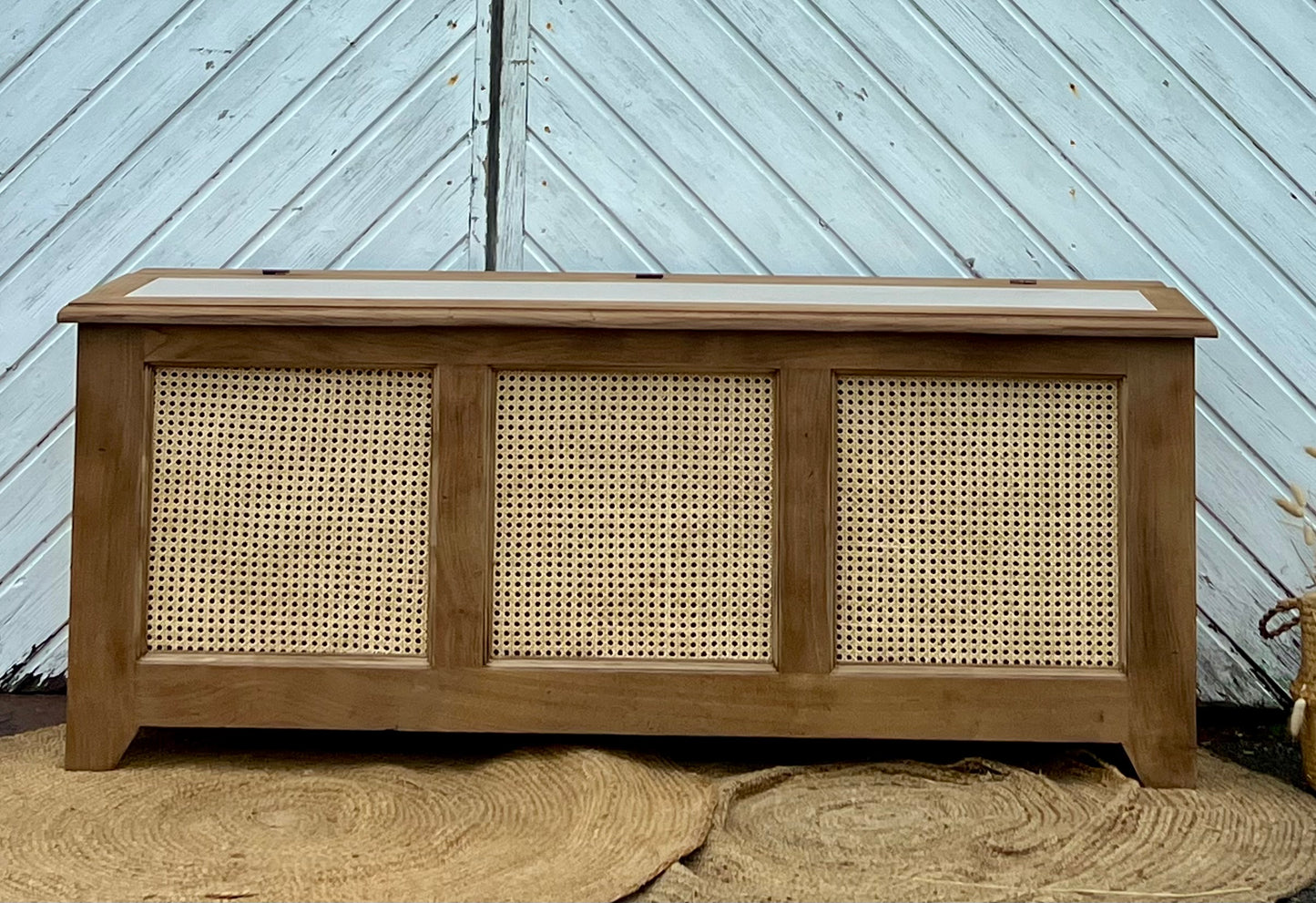 Banc coffre ancien en chêne massif brut et cannage