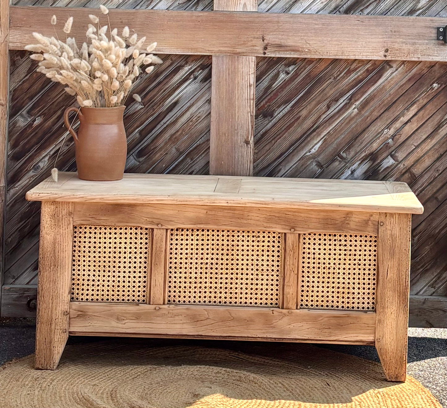 Banc coffre ancien en chêne massif brut et cannage naturel